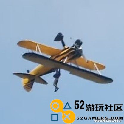 《碟中谍8》最新拍摄现场图：62岁的阿汤哥再次挑战高空，徒手攀爬飞机冲上天际