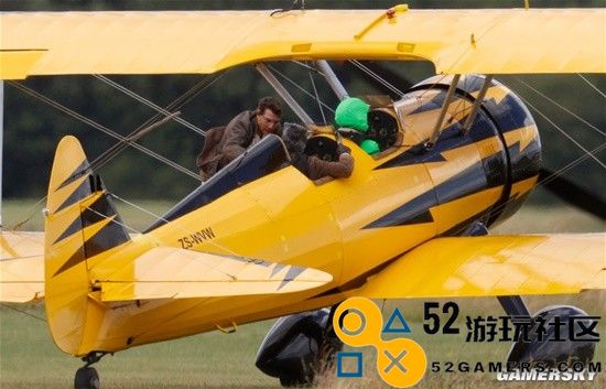 《碟中谍8》最新拍摄现场图：62岁的阿汤哥再次挑战高空，徒手攀爬飞机冲上天际