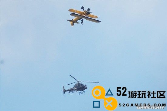《碟中谍8》最新拍摄现场图：62岁的阿汤哥再次挑战高空，徒手攀爬飞机冲上天际