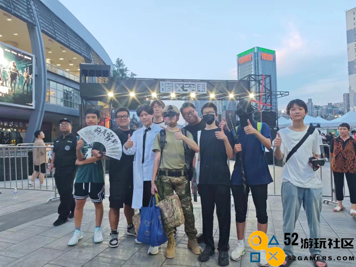 在重庆，我见到了酷暑都盖不住的《暗区突围》玩家