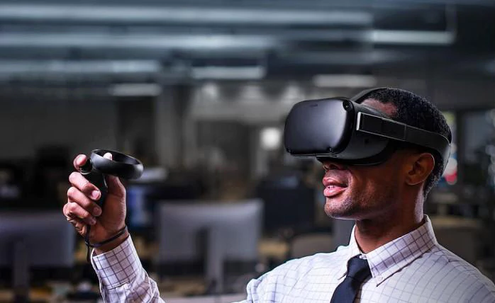探索虚拟现实工作环境的效率提升：通过VR头显实现更高的生产力与身临其境的团队协作