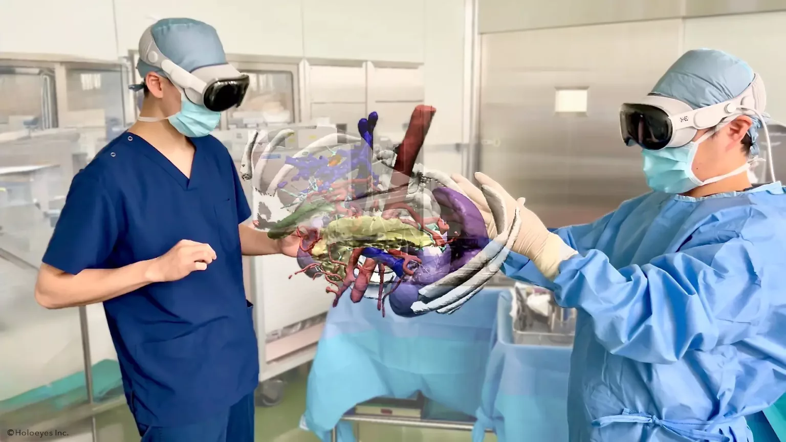 利用 CT 和 MRI 数据生成高清 3D 模型，Holoeyes 现已支持在 Apple Vision Pro 中进行手术时的 3D 可视化展示