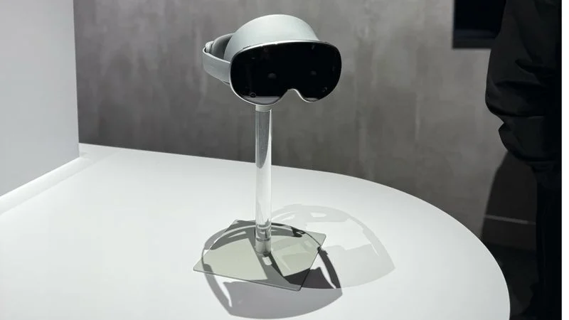 三星计划在今年推出的名为Project Moohan的VR头显与Apple Vision Pro在外观设计上极为相似
