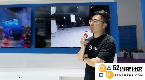 Unity中国公司展区工作人员接受新浪VR采访