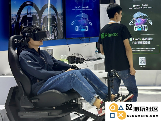 现场观众体验飞行模拟器设备